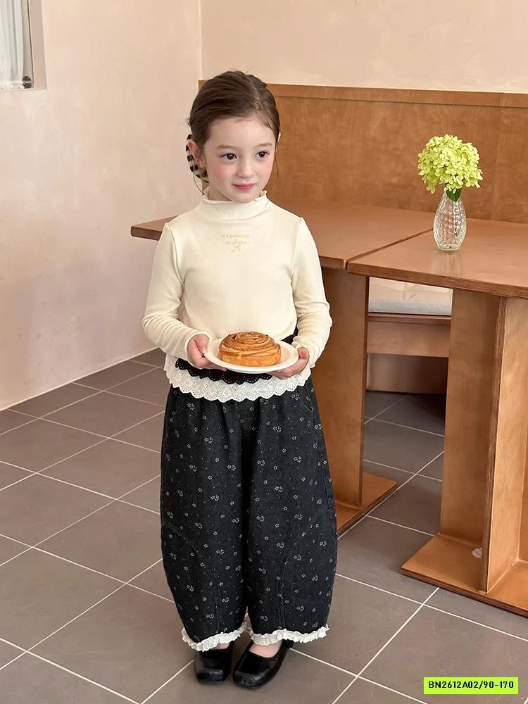 BAGGY DENIM HOA NHÍ VIỀN REN 25F017 AMBB