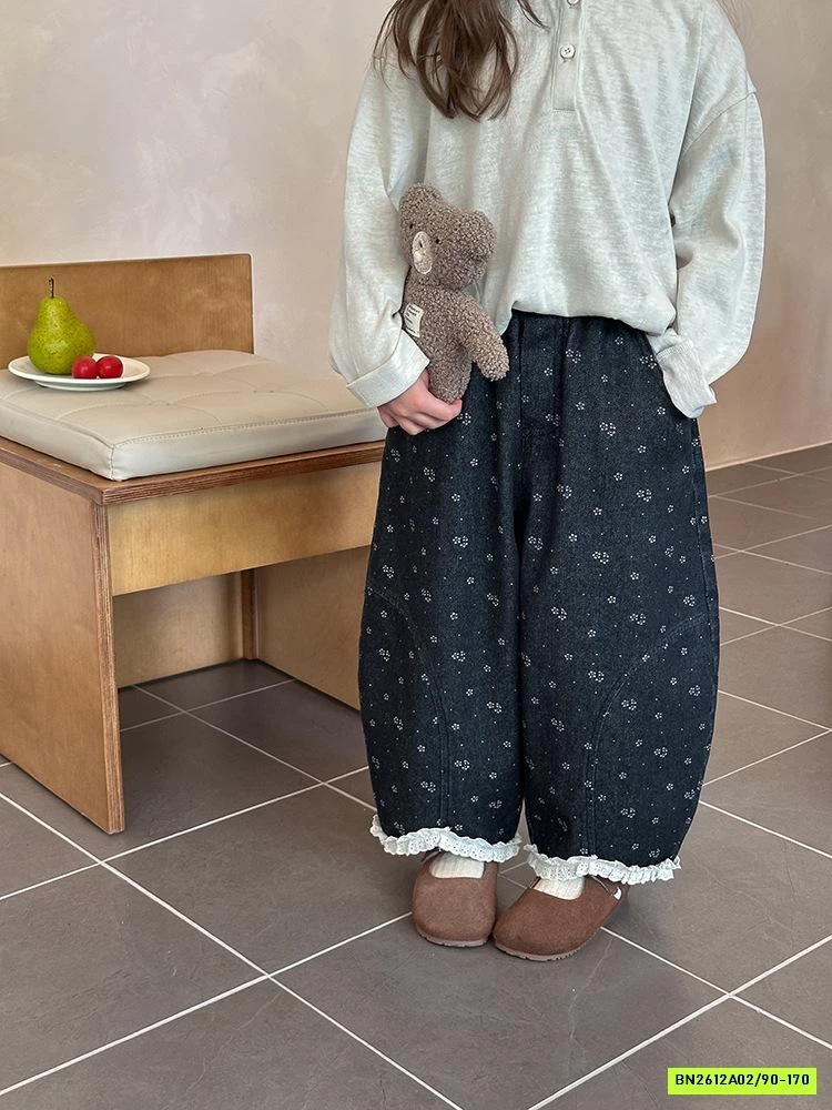 BAGGY DENIM HOA NHÍ VIỀN REN 25F017 AMBB