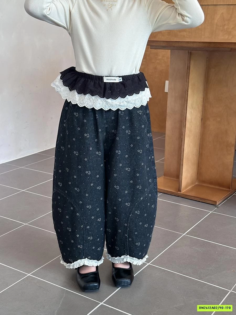 BAGGY DENIM HOA NHÍ VIỀN REN 25F017 AMBB