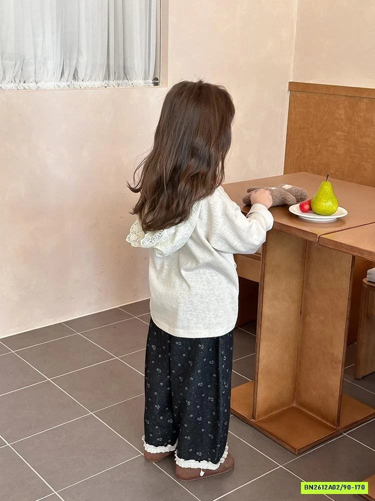 BAGGY DENIM HOA NHÍ VIỀN REN 25F017 AMBB