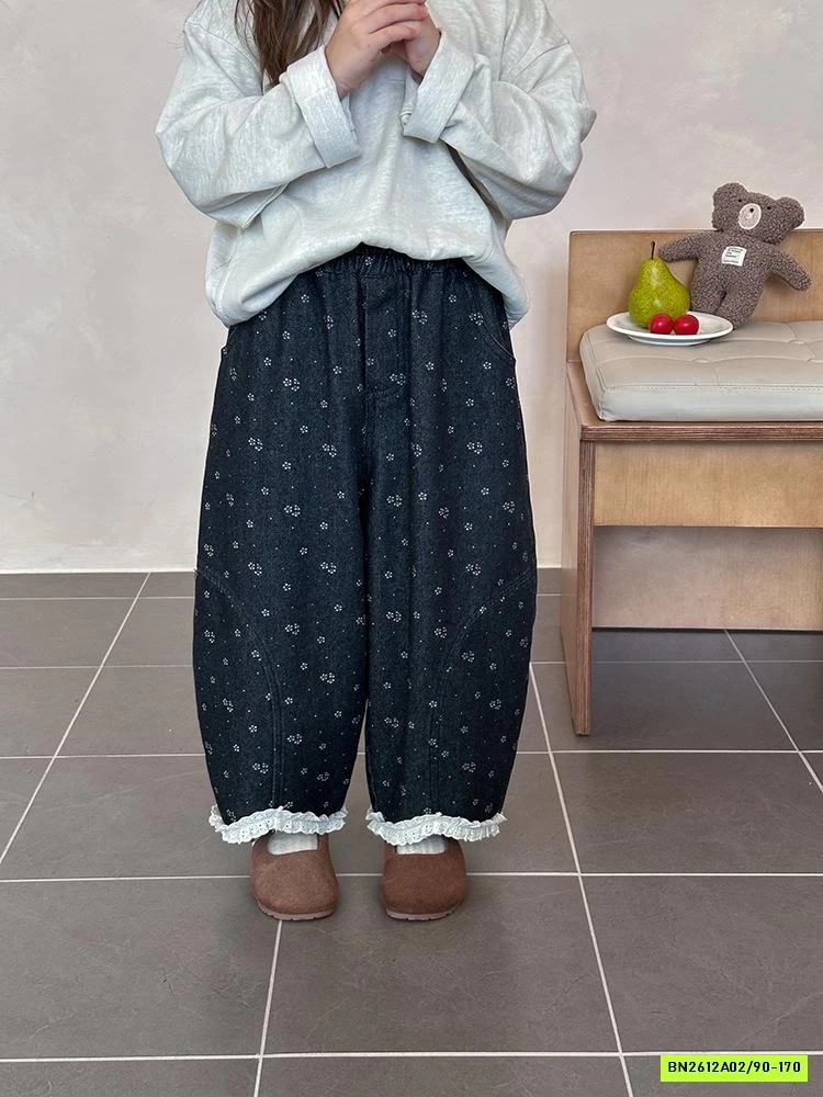 BAGGY DENIM HOA NHÍ VIỀN REN 25F017 AMBB