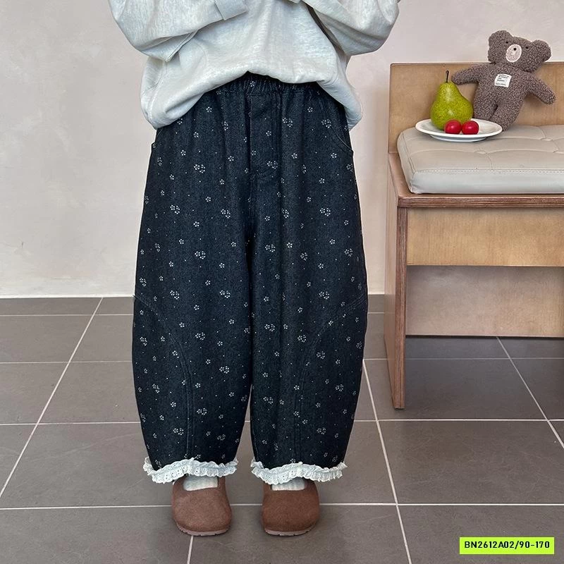 BAGGY DENIM HOA NHÍ VIỀN REN 25F017 AMBB