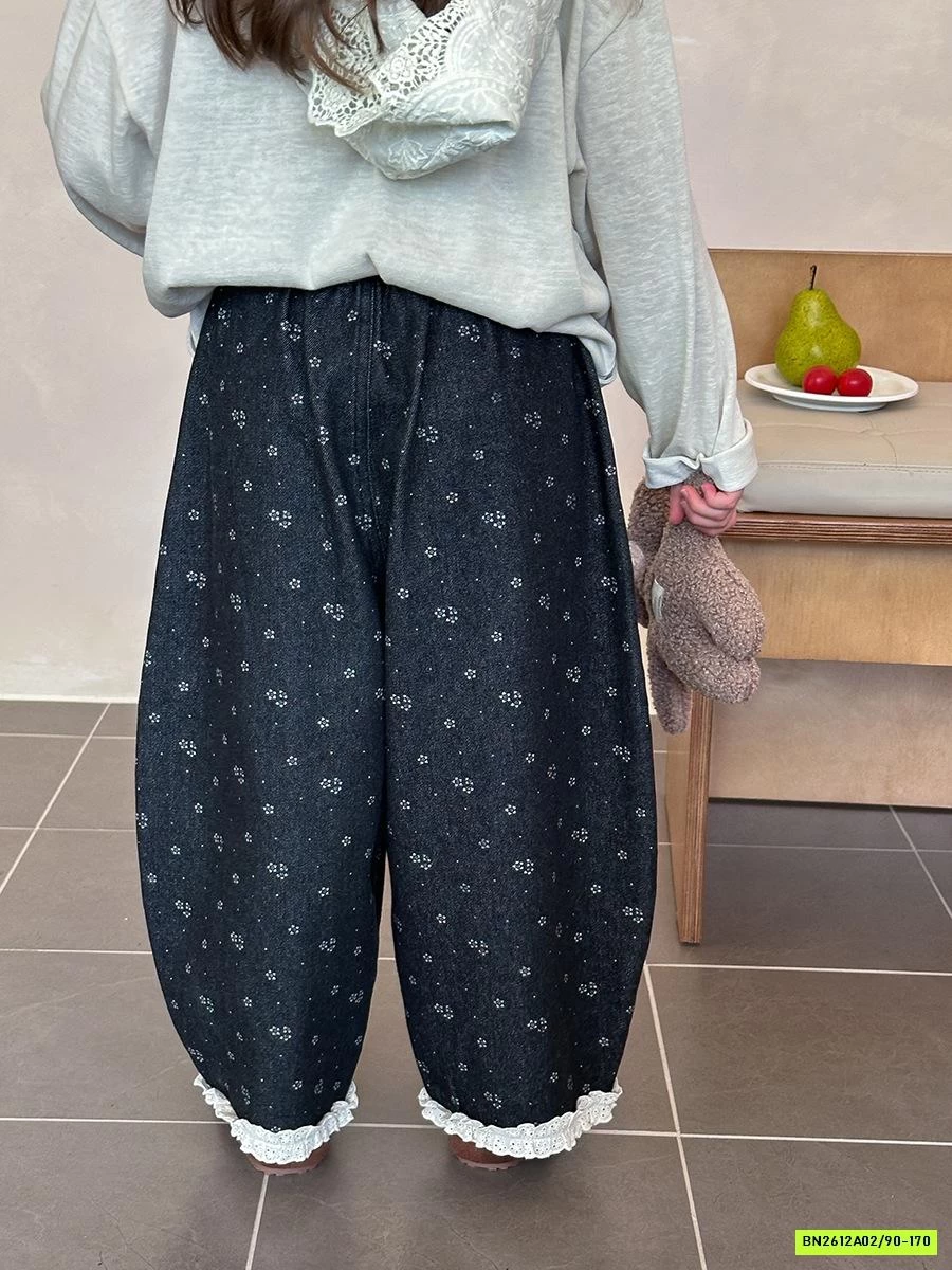 BAGGY DENIM HOA NHÍ VIỀN REN 25F017 AMBB