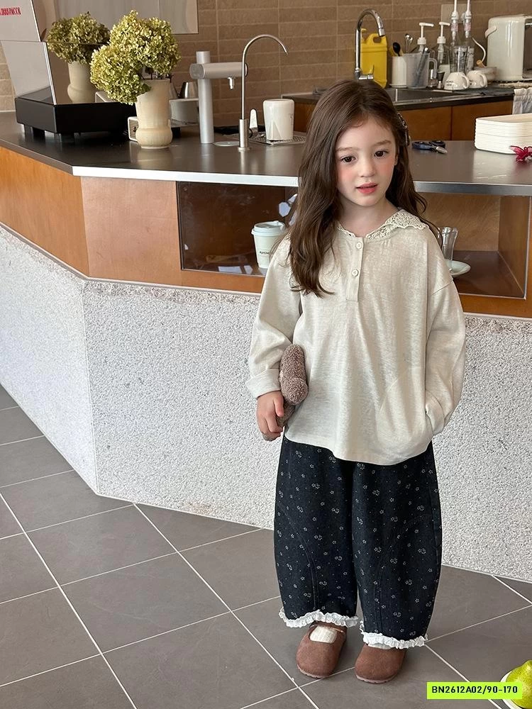 BAGGY DENIM HOA NHÍ VIỀN REN 25F017 AMBB