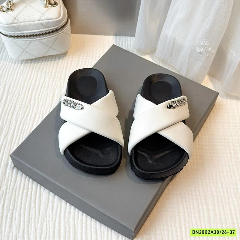 DÉP LÊ QUAI CHÉO ĐẾ BÁNH MỲ