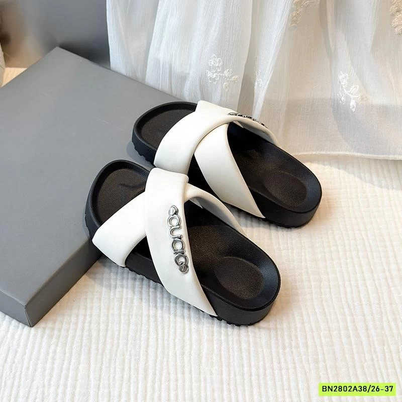 DÉP LÊ QUAI CHÉO ĐẾ BÁNH MỲ