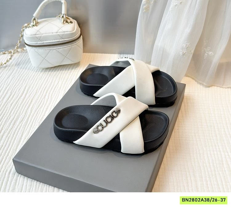 DÉP LÊ QUAI CHÉO ĐẾ BÁNH MỲ