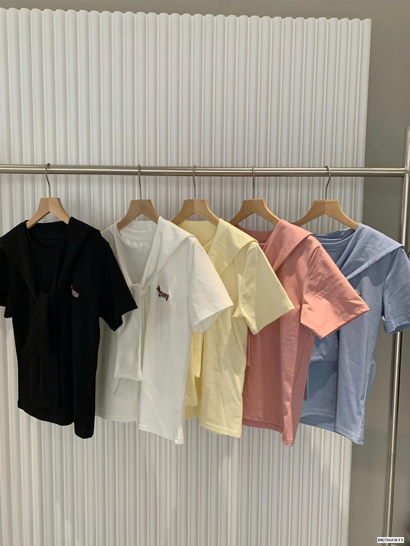 ÁO THUN LOGO CÚN GIẢ KHĂN CHOÀNG VAI