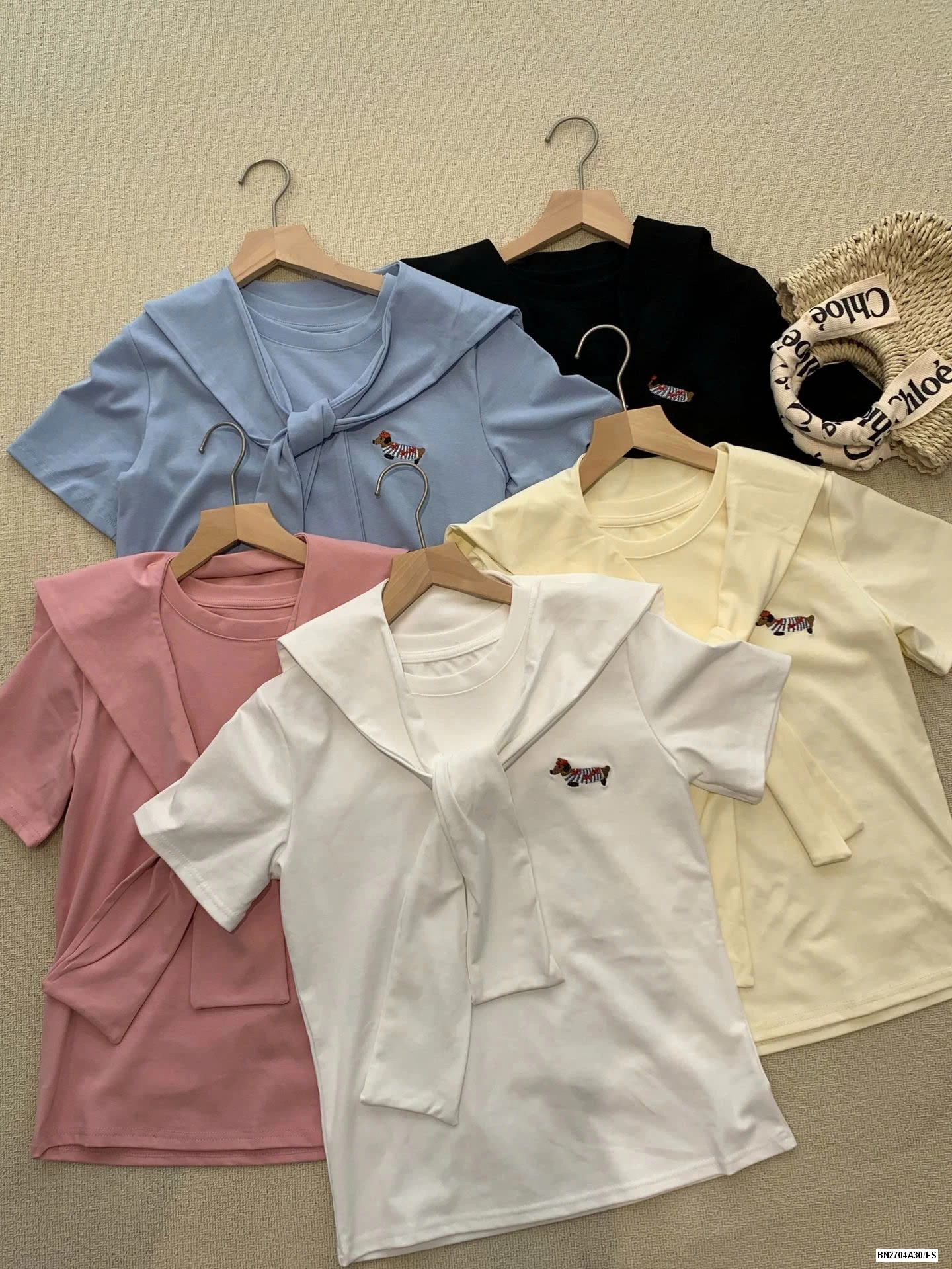 ÁO THUN LOGO CÚN GIẢ KHĂN CHOÀNG VAI