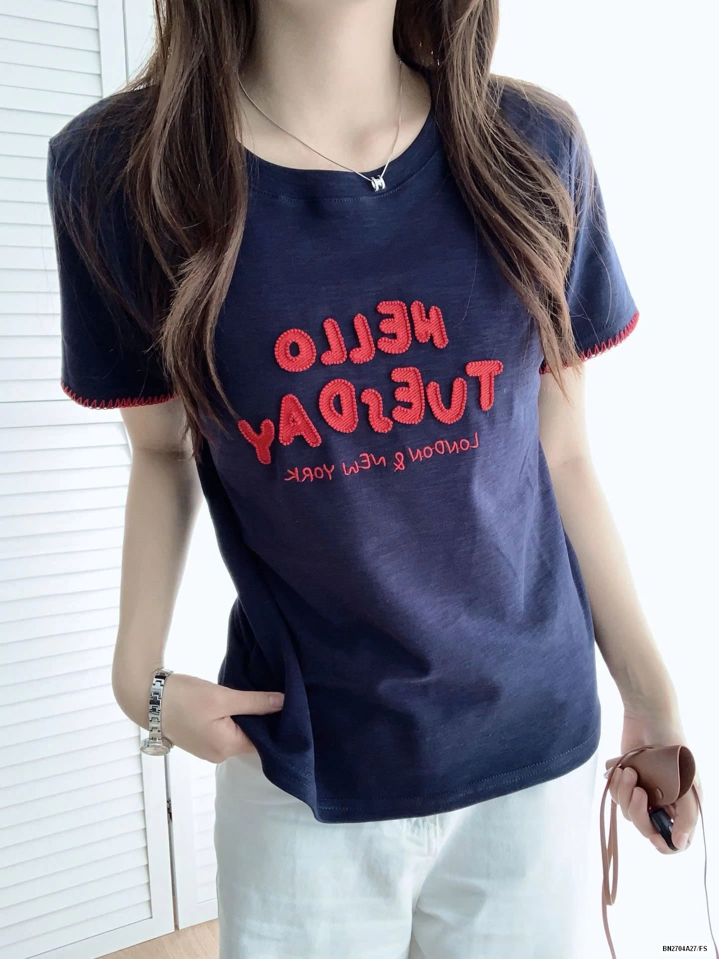 ÁO THUN THÊU CHỮ VIỀN TAY NỮ