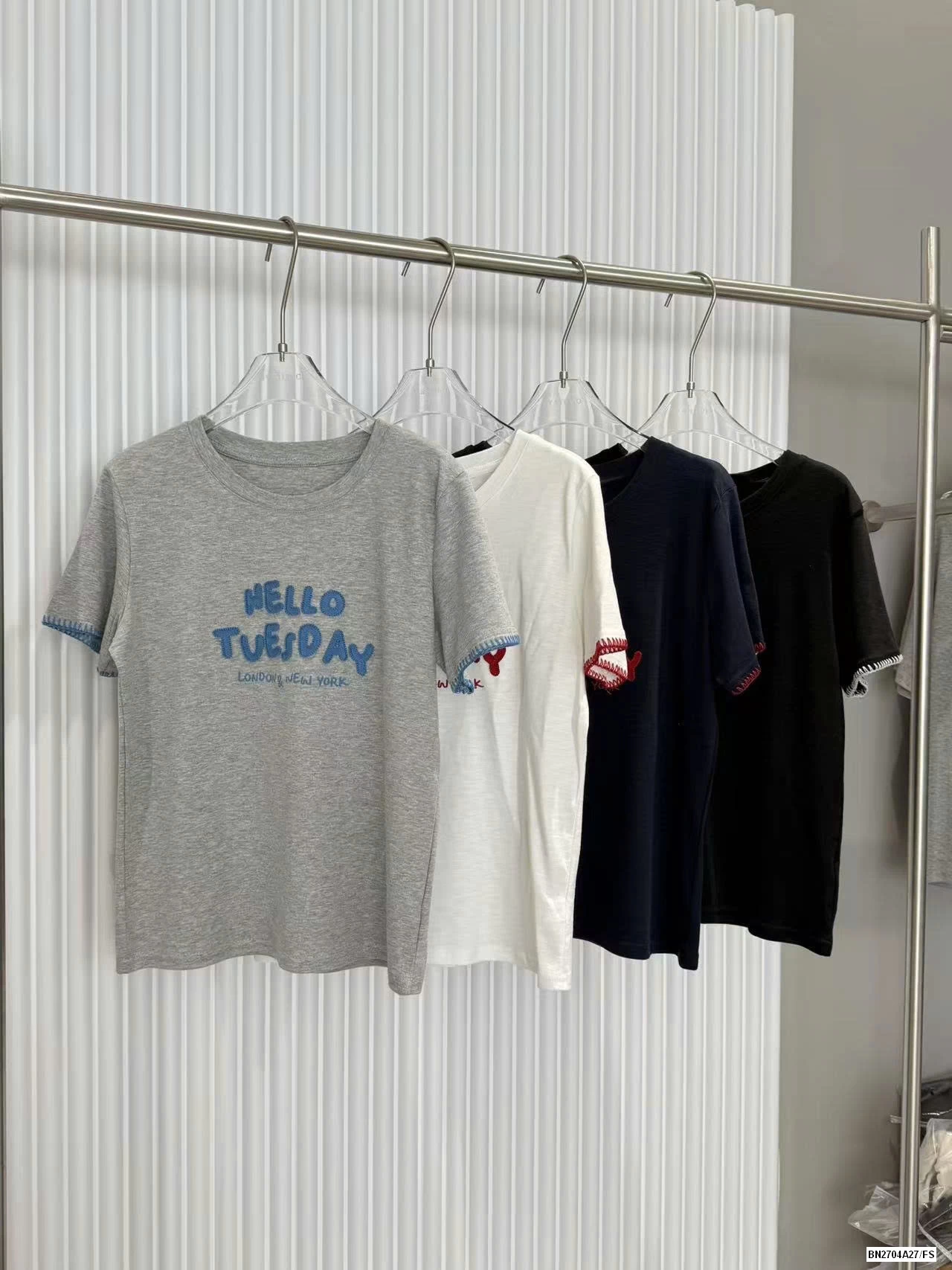 ÁO THUN THÊU CHỮ VIỀN TAY NỮ