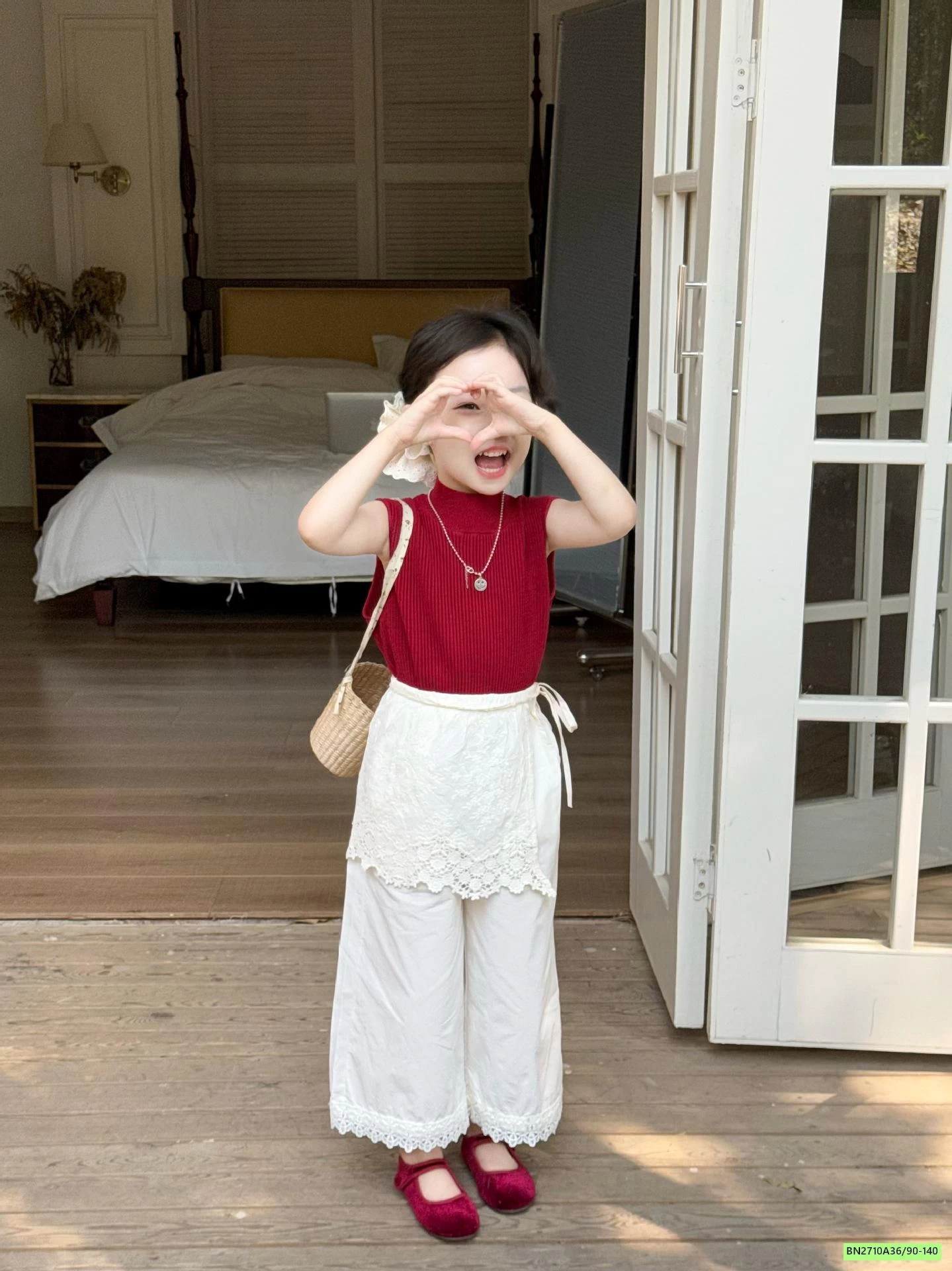 MONTOGHI ĐỎ MIX QUẦN SUÔNG TRẮNG