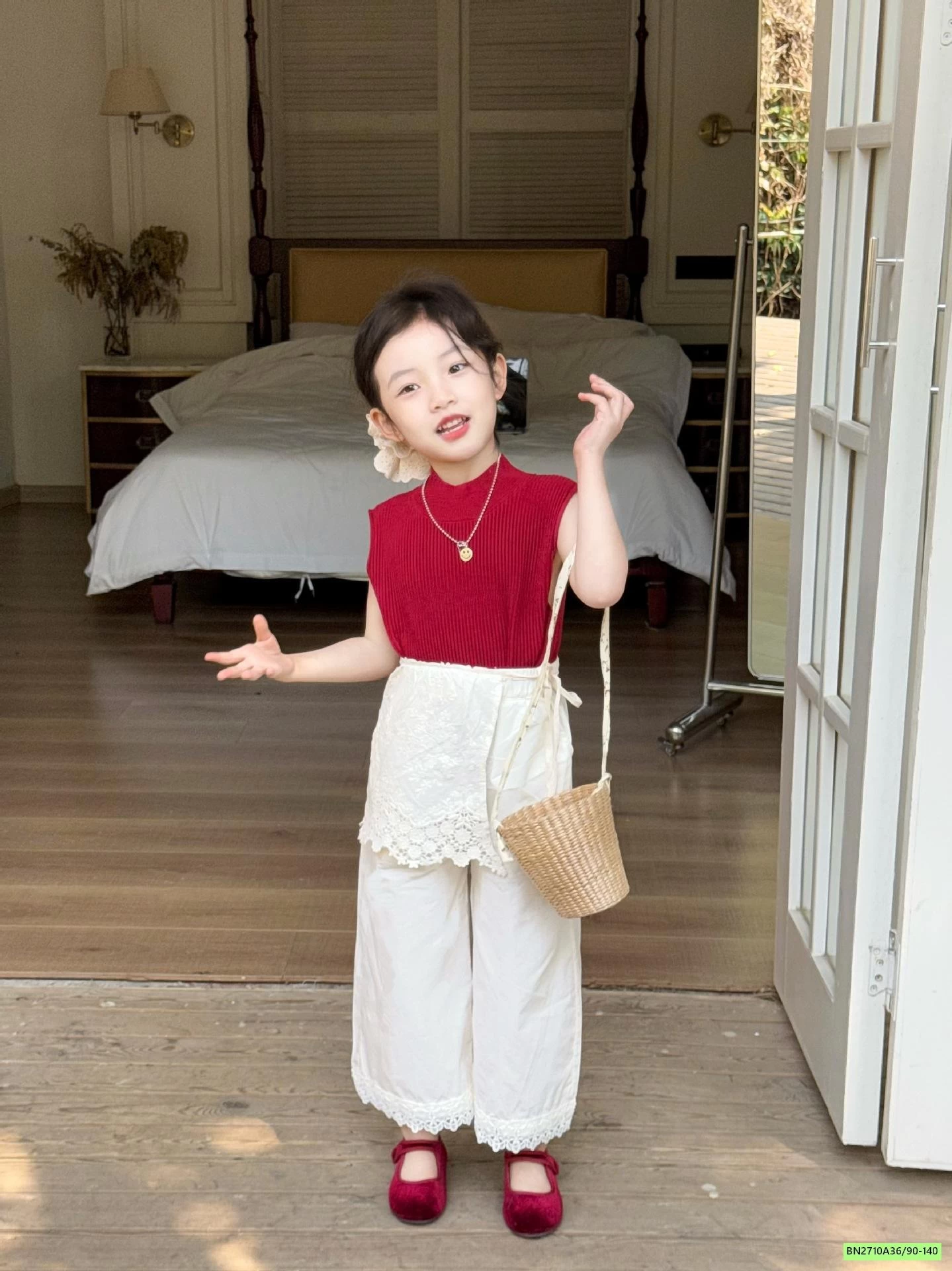 MONTOGHI ĐỎ MIX QUẦN SUÔNG TRẮNG