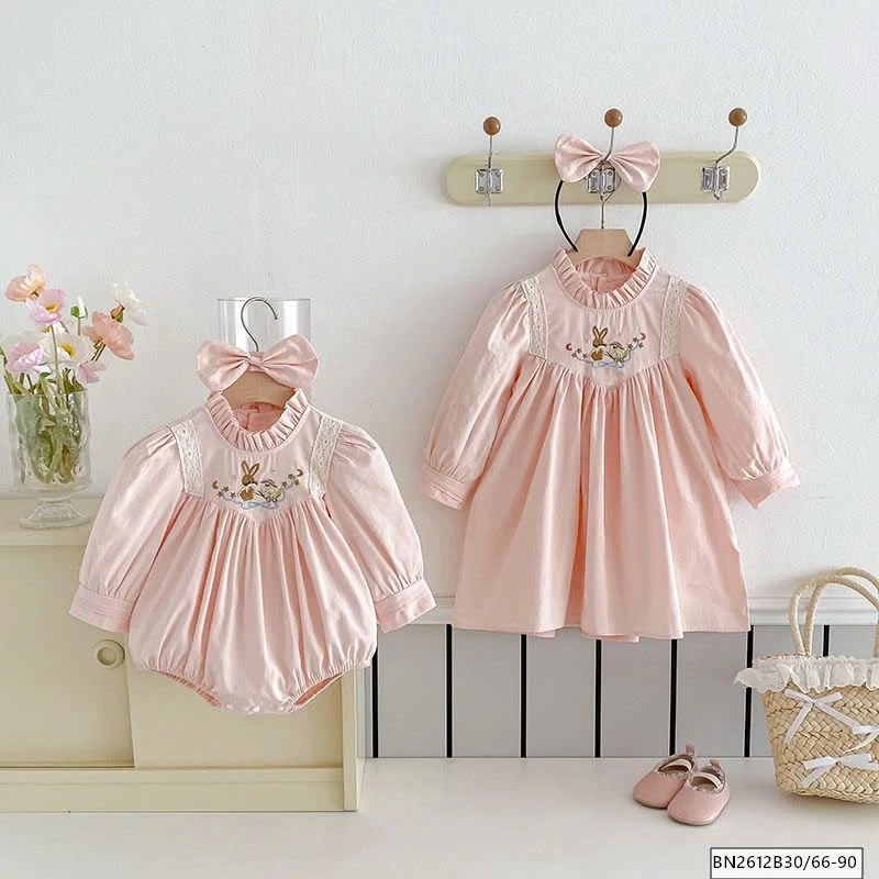 BODY, VÁY HỒNG CỔ THÊU THỎ