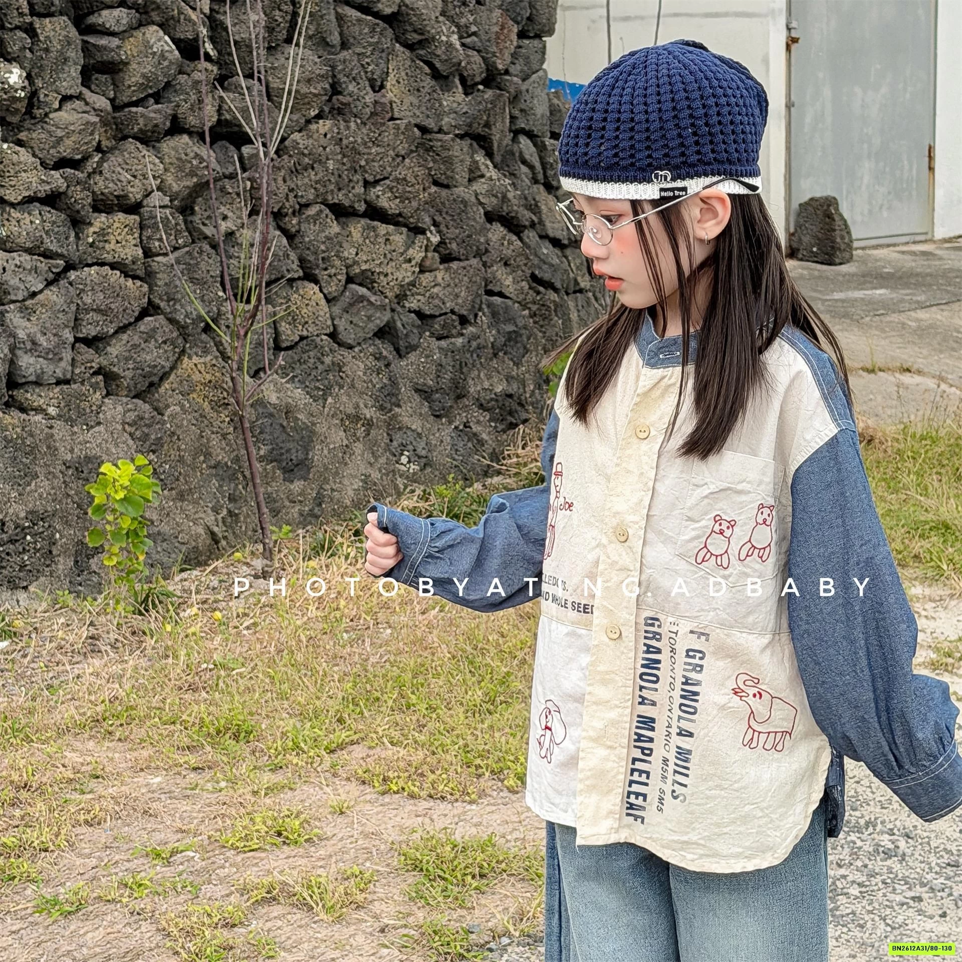 SƠ MI PHỐI MÀU CỔ TRỤ THÊU GẤU ADBABY