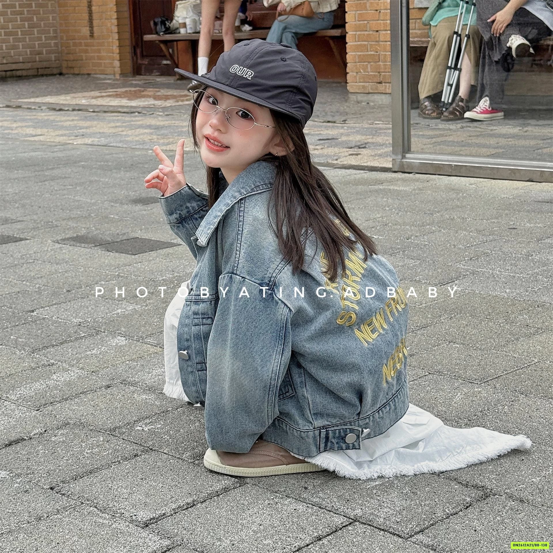 KHOÁC JEANS THÊU CHỮ ADBABY