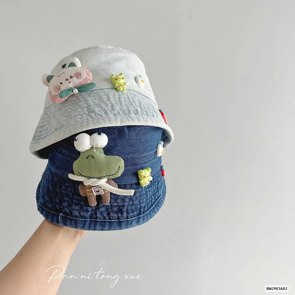 BUCKET JEANS GẮN GẤU