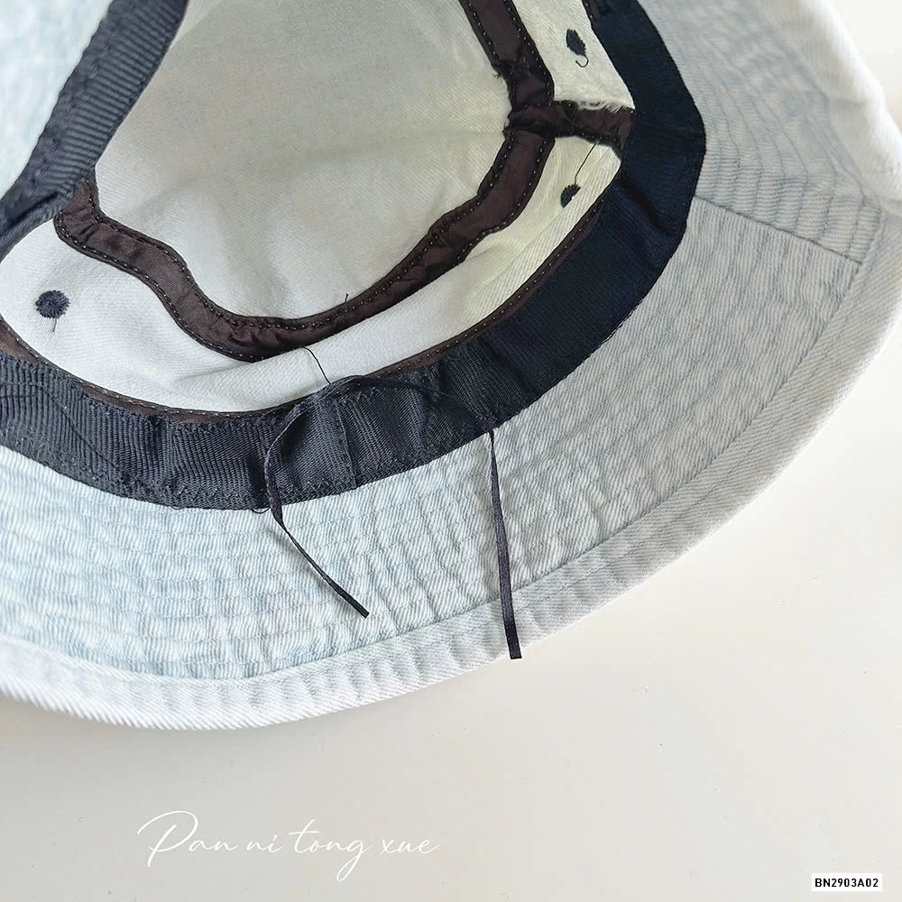 BUCKET JEANS GẮN GẤU