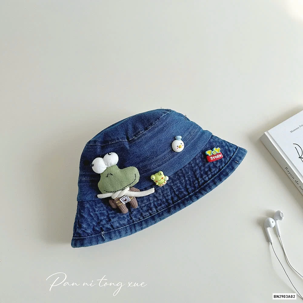 BUCKET JEANS GẮN GẤU