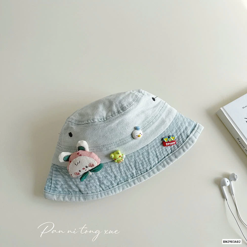 BUCKET JEANS GẮN GẤU