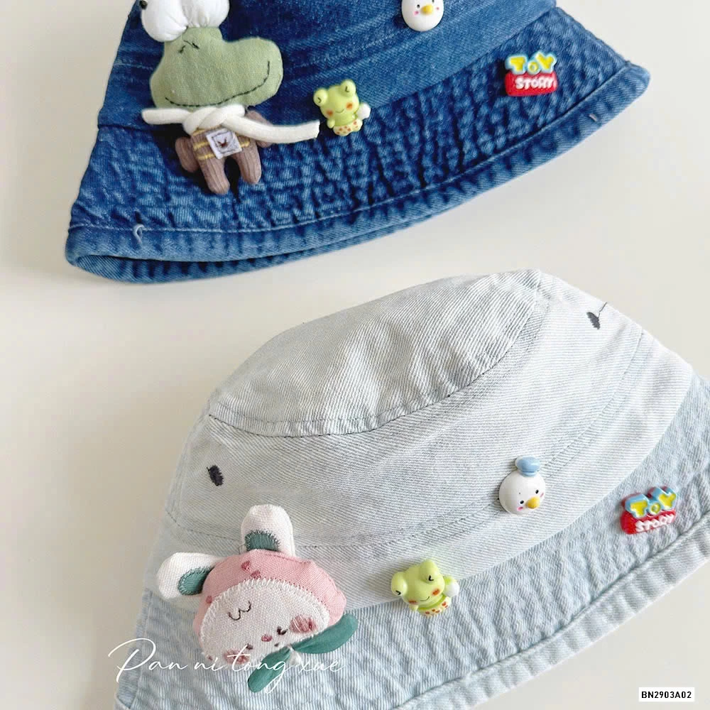 BUCKET JEANS GẮN GẤU