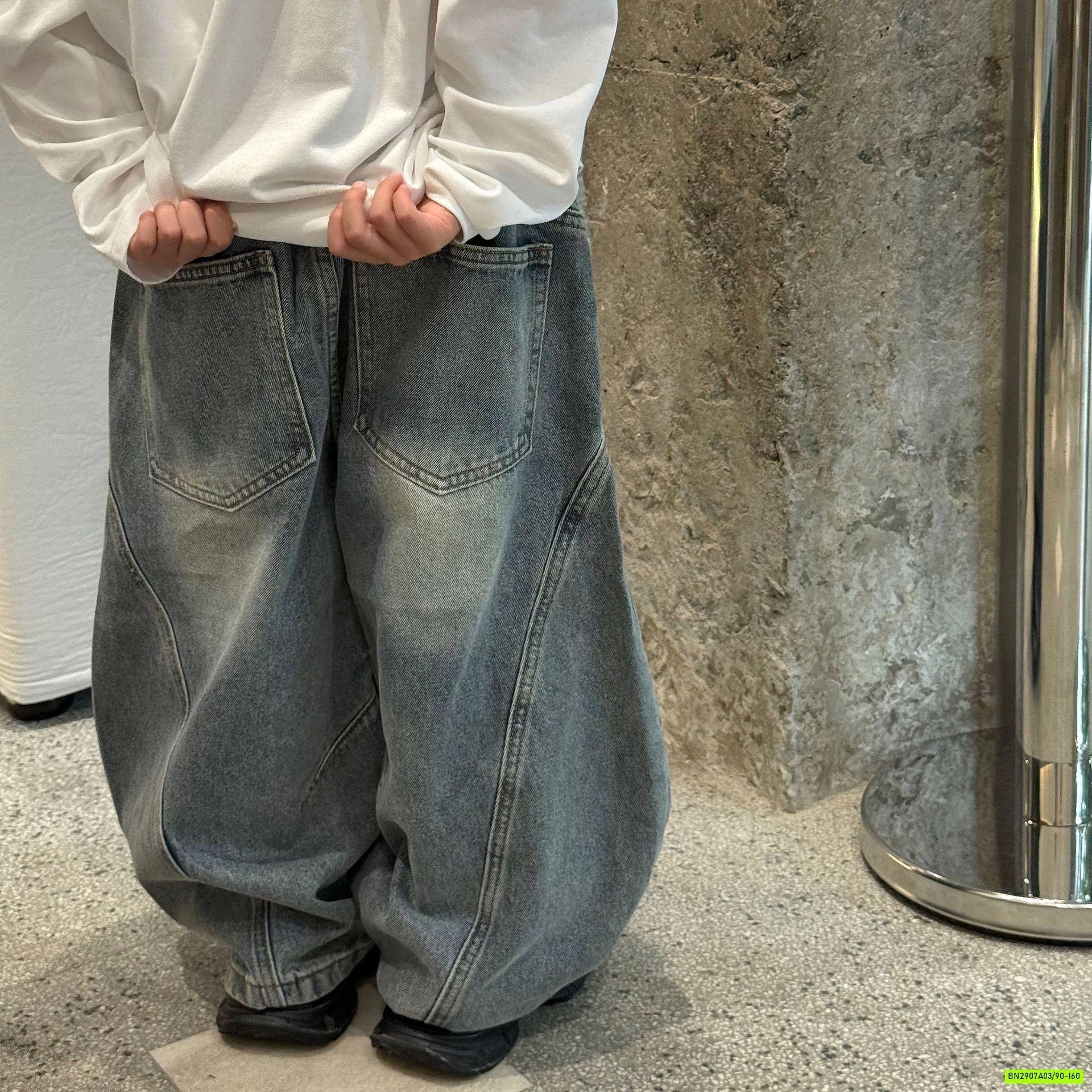 ÁO THUN TRẮNG ICON MIX JEANS SUÔNG