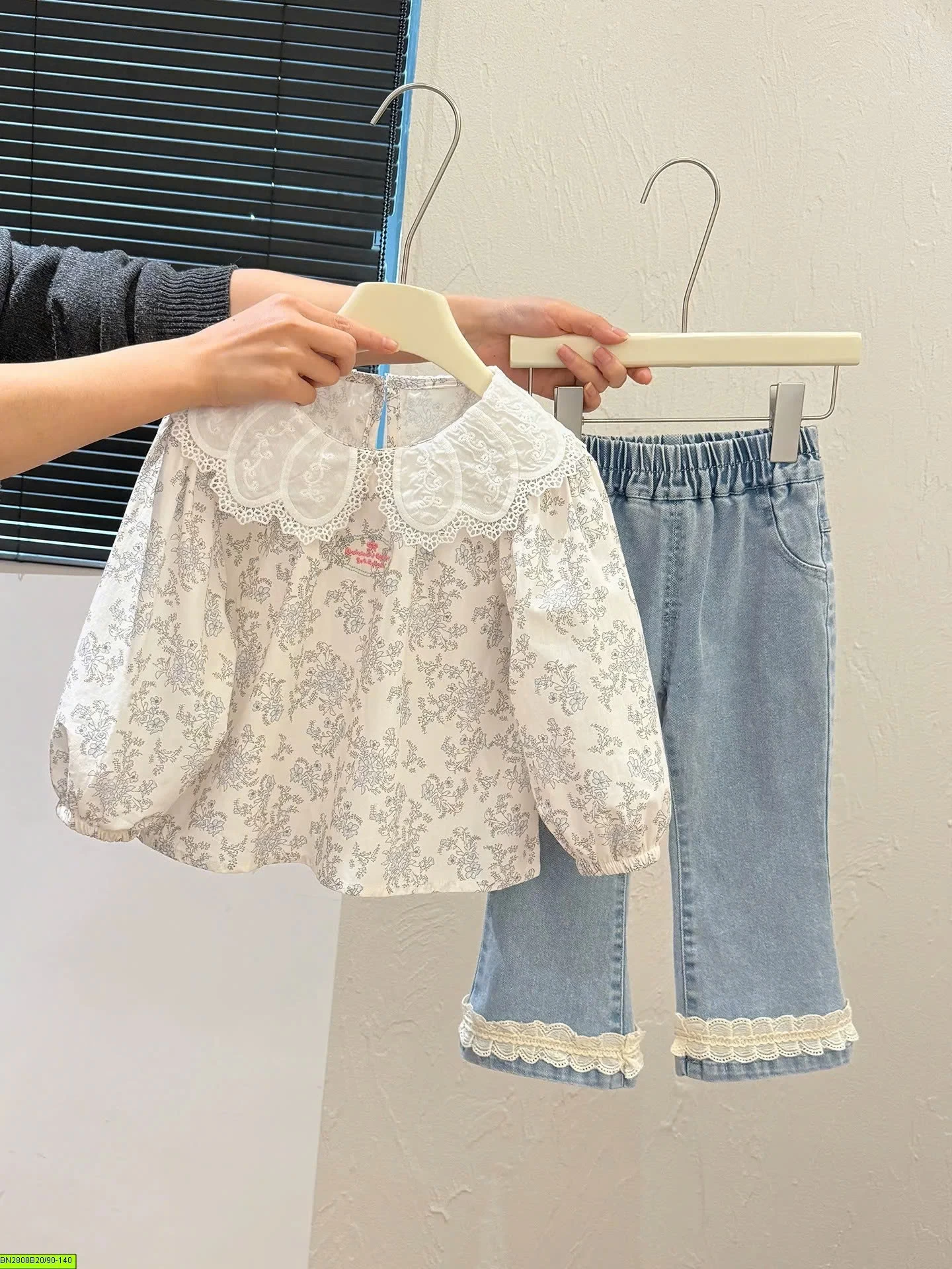 ÁO SƠ MI HOA CỔ PHỐI REN