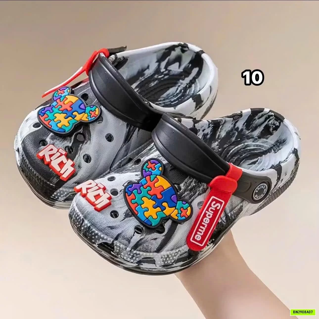 SỤC BÉ TRAI