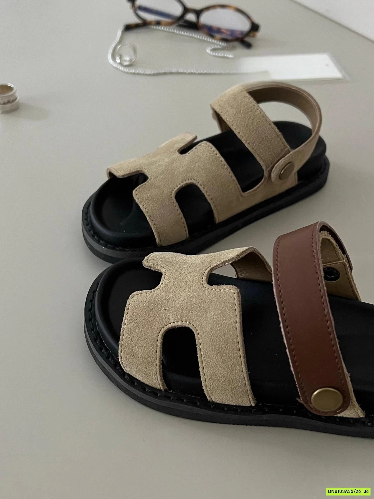 SANDAL QUAI DA NÂU CHỮ H