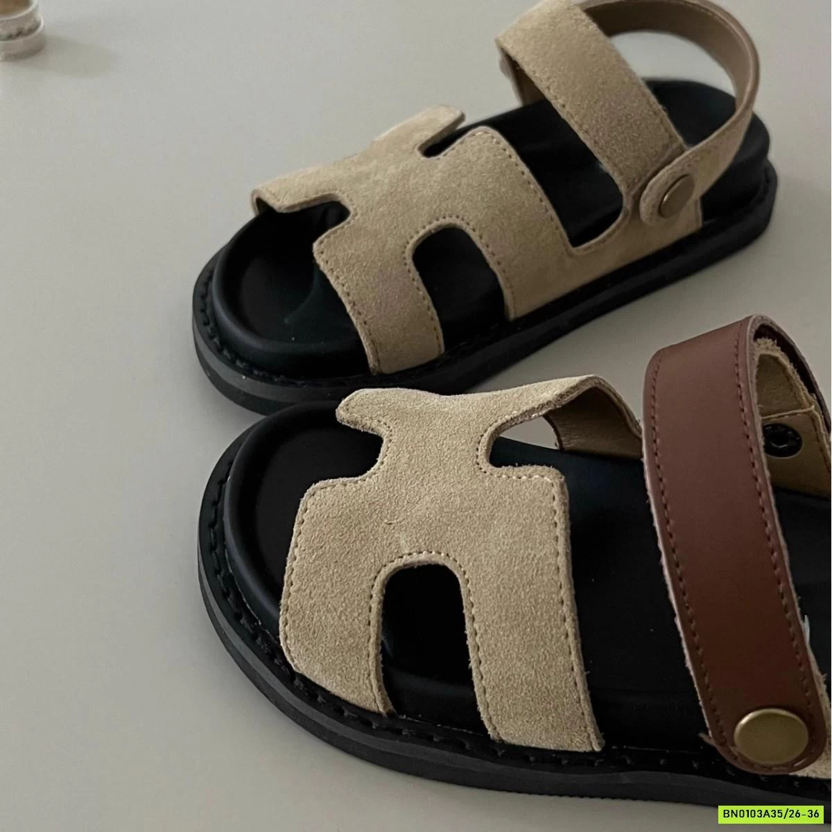 SANDAL QUAI DA NÂU CHỮ H