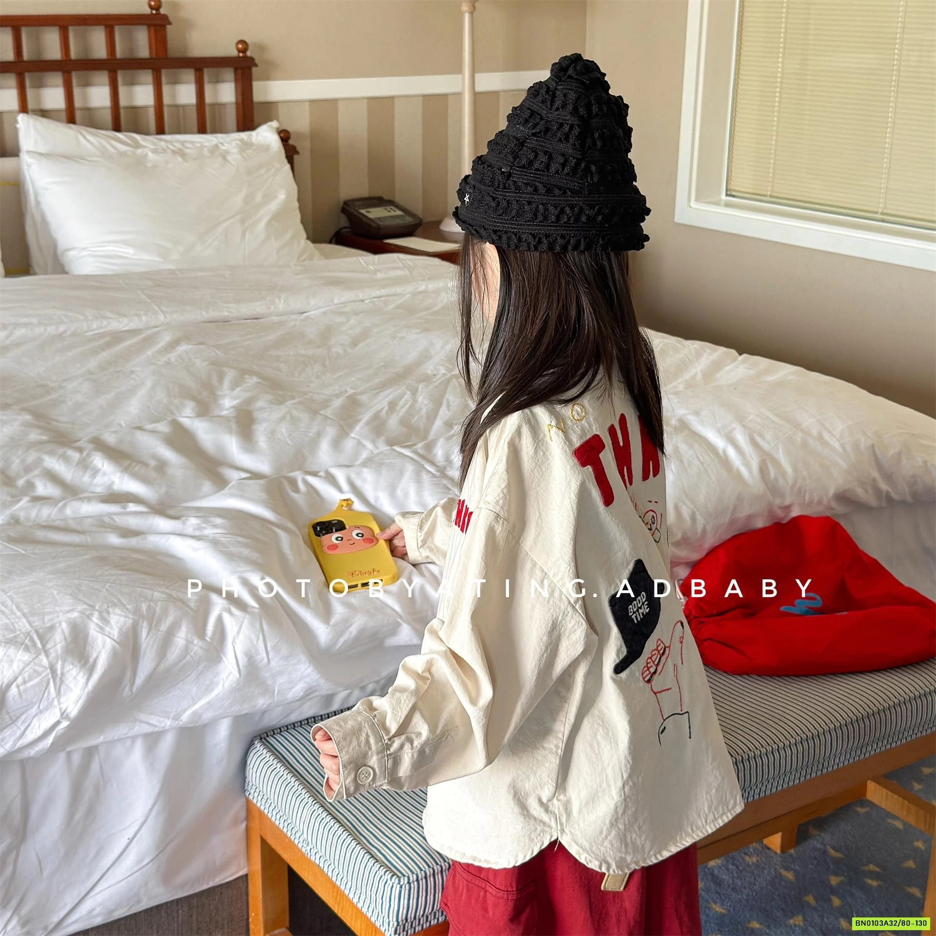 SƠ MI ĐUÔI TÔM THÊU CHỮ 7021 ADBABY