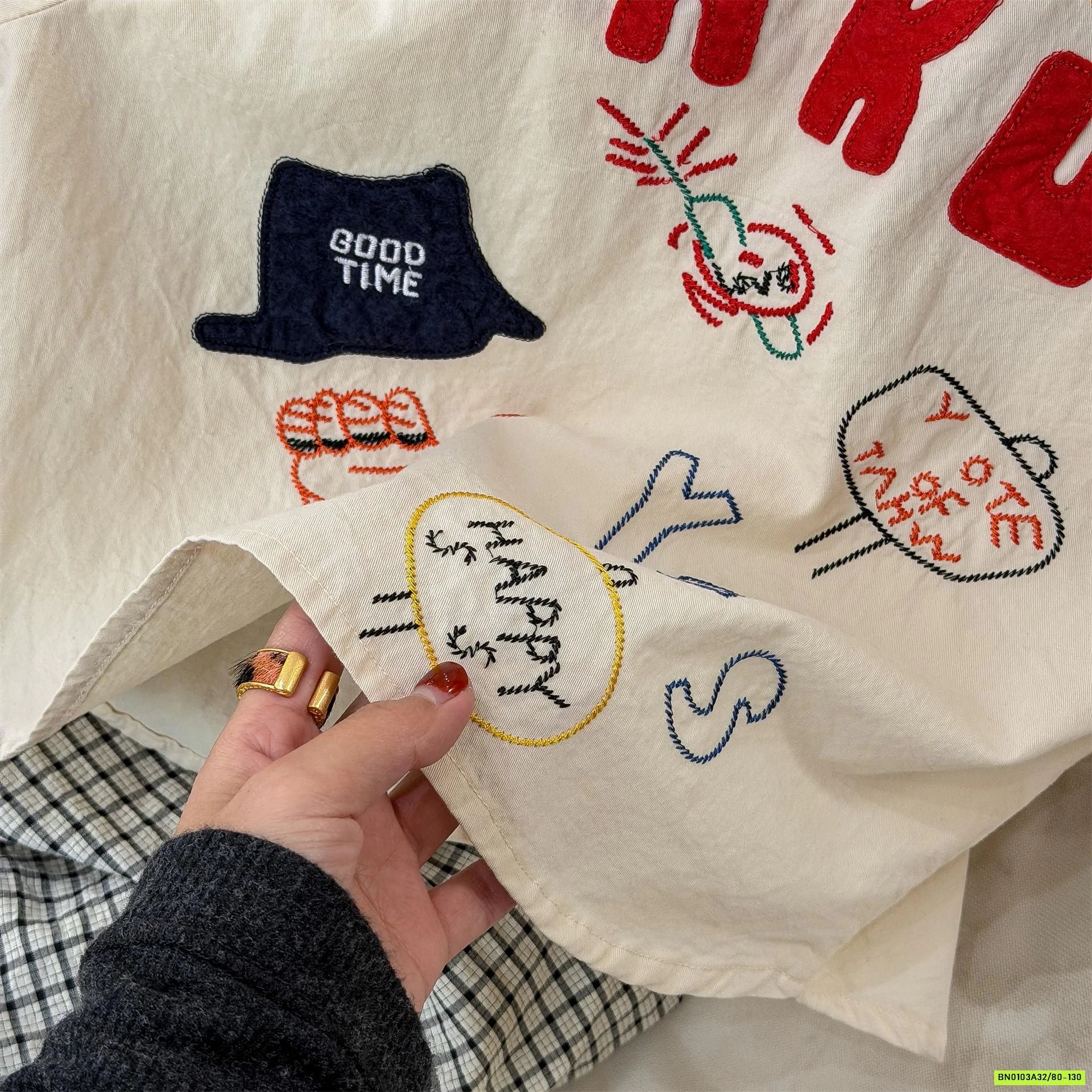 SƠ MI ĐUÔI TÔM THÊU CHỮ 7021 ADBABY