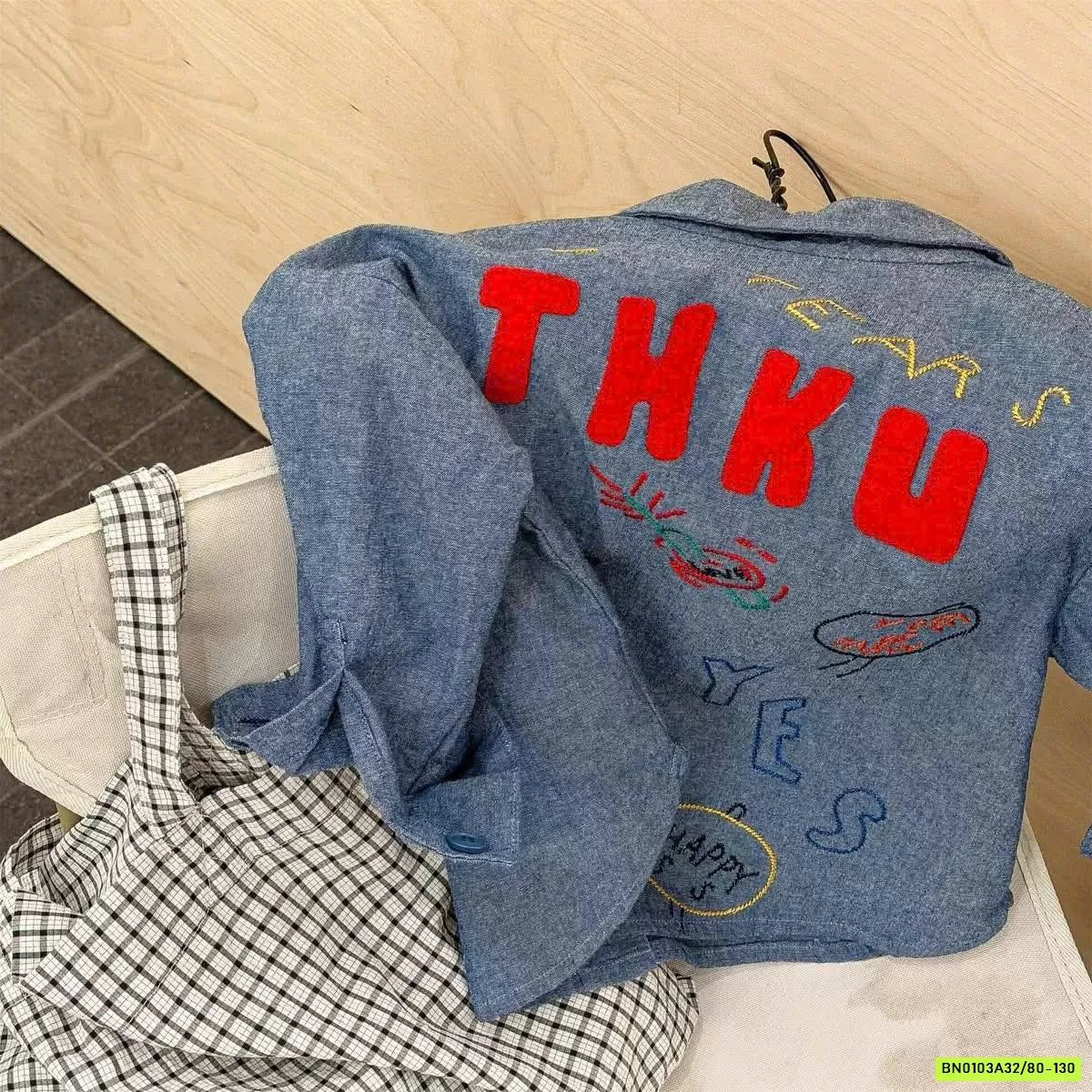 SƠ MI ĐUÔI TÔM THÊU CHỮ 7021 ADBABY