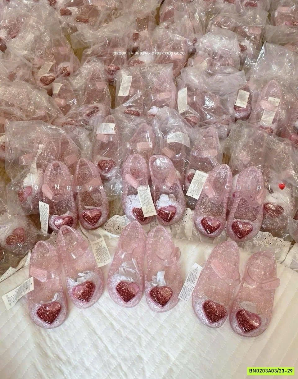 GIÀY THƠM TRÁI TIM HỒNG
