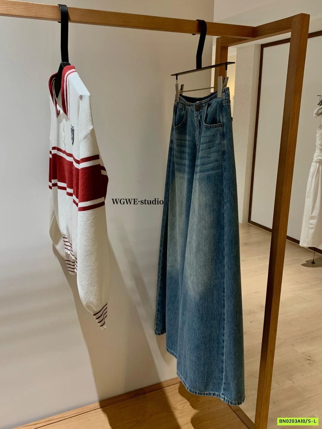 JEANS ỐNG RỘNG BẠC GỐI WGWE7137