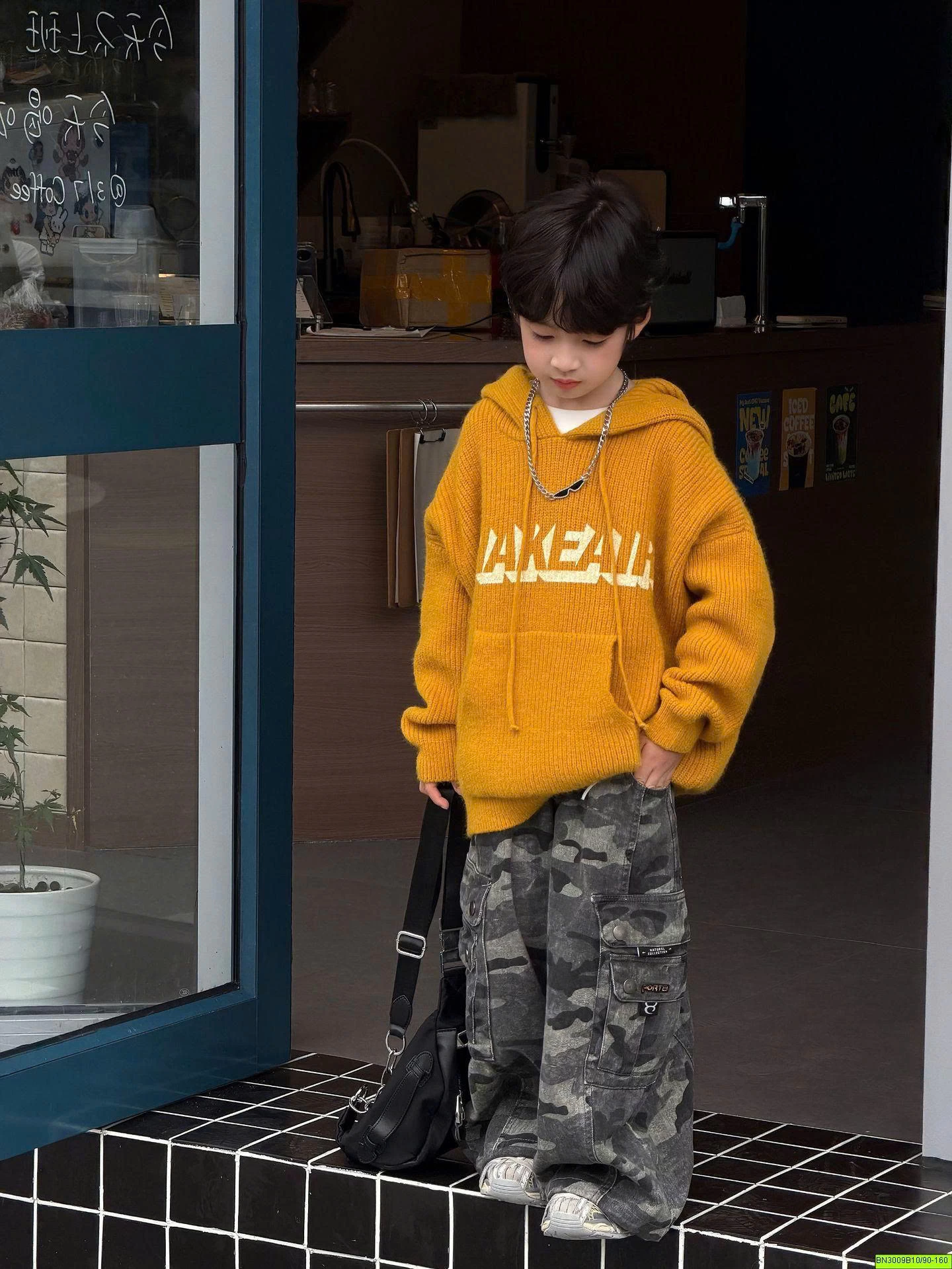 ÁO LEN HOODIE VÀNG IN CHỮ BE TRAI
