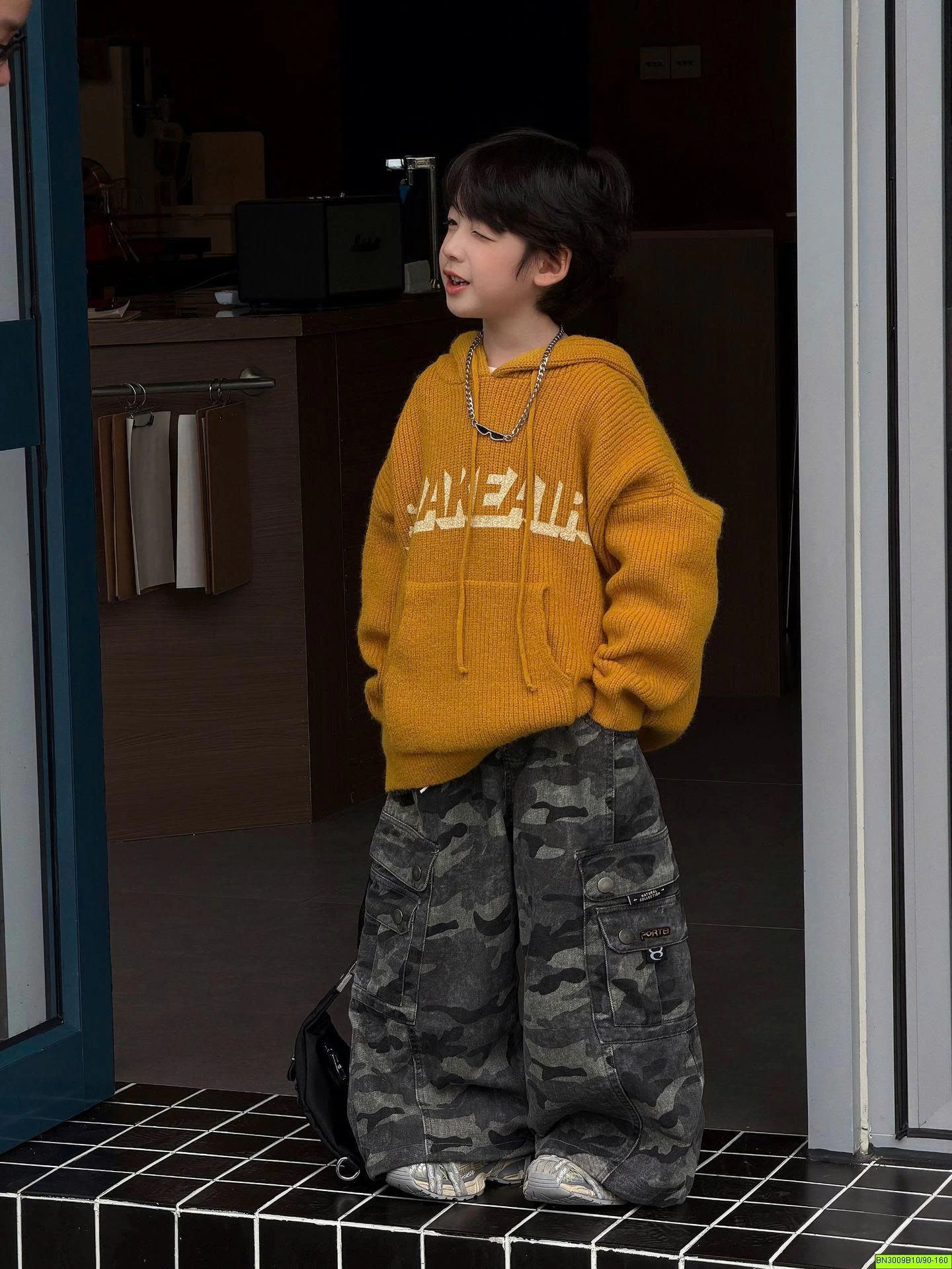 ÁO LEN HOODIE VÀNG IN CHỮ BE TRAI