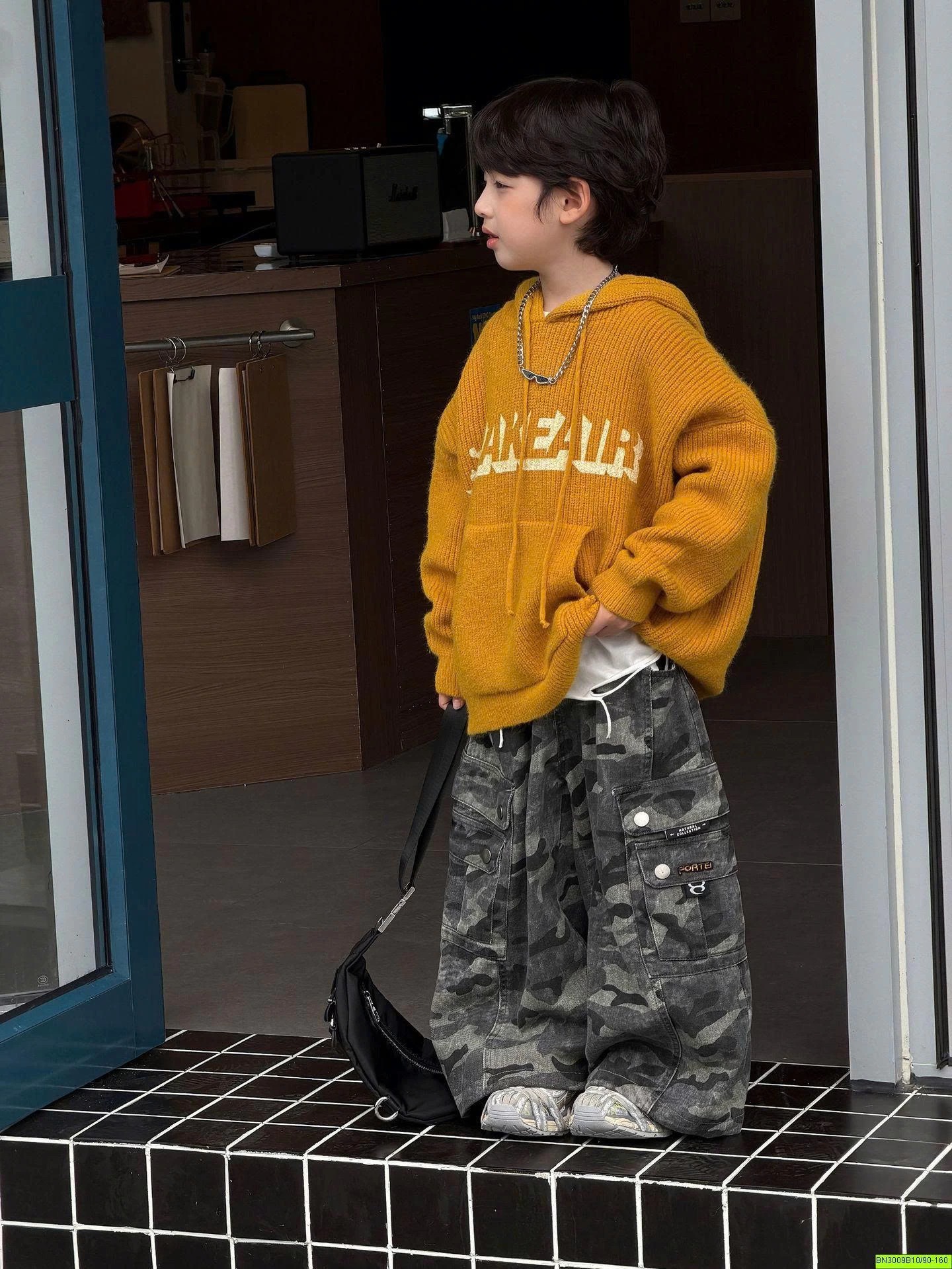 ÁO LEN HOODIE VÀNG IN CHỮ BE TRAI