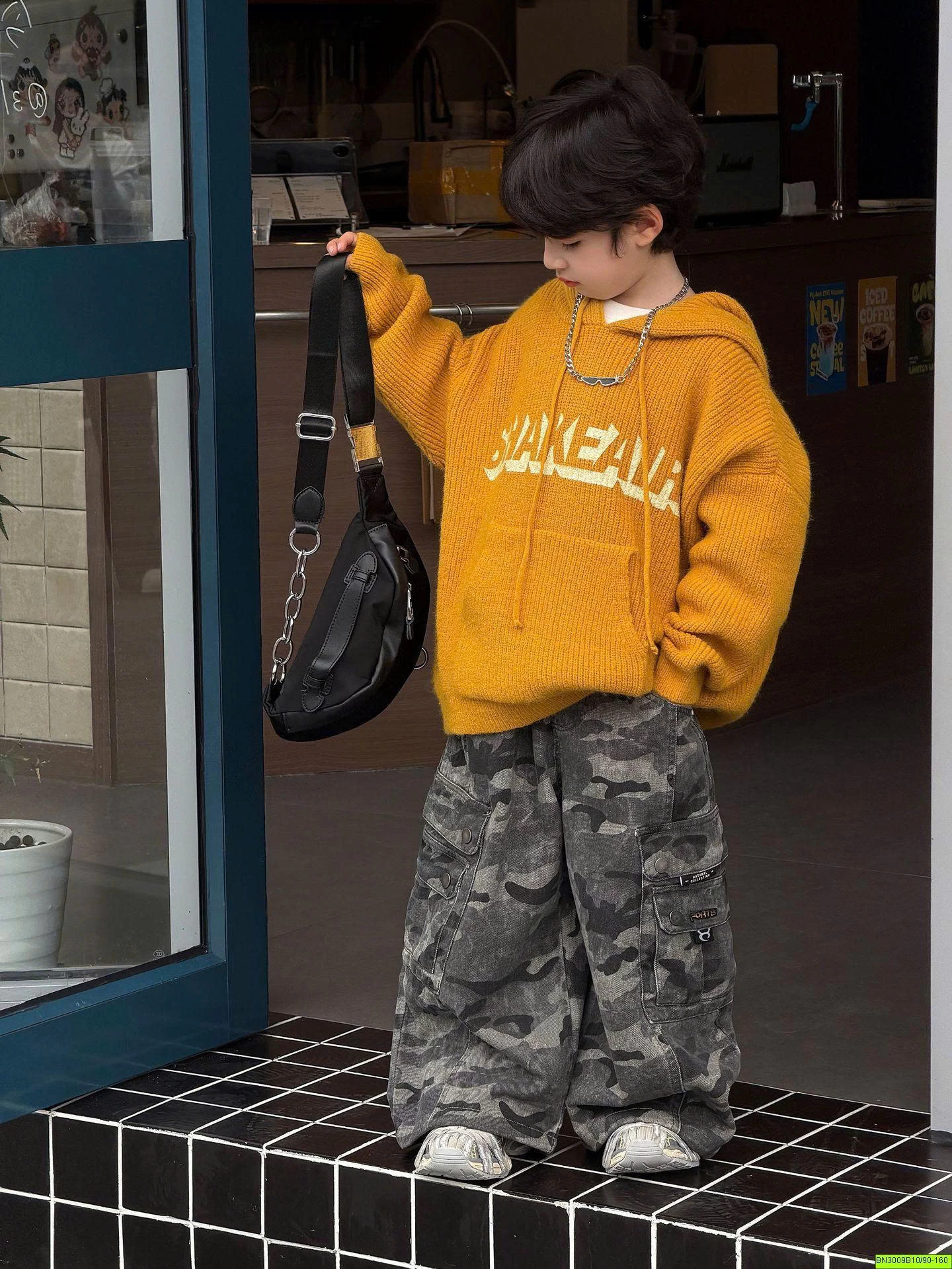 ÁO LEN HOODIE VÀNG IN CHỮ BE TRAI