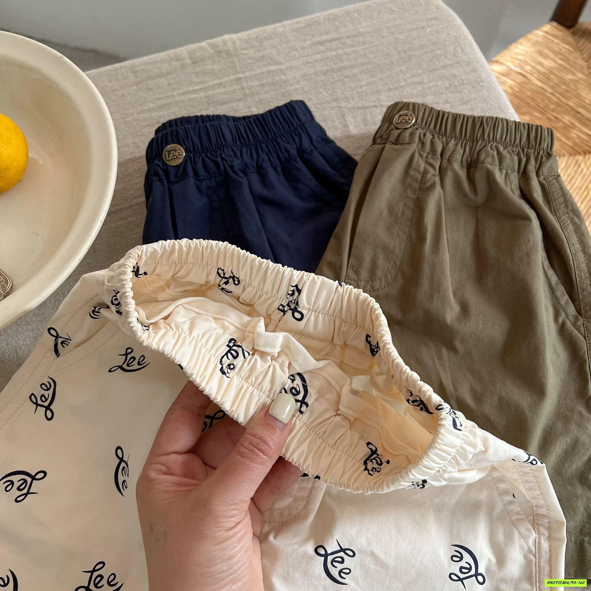 SHORT THÔ MỀM THÊU CHỮ LEE MMY