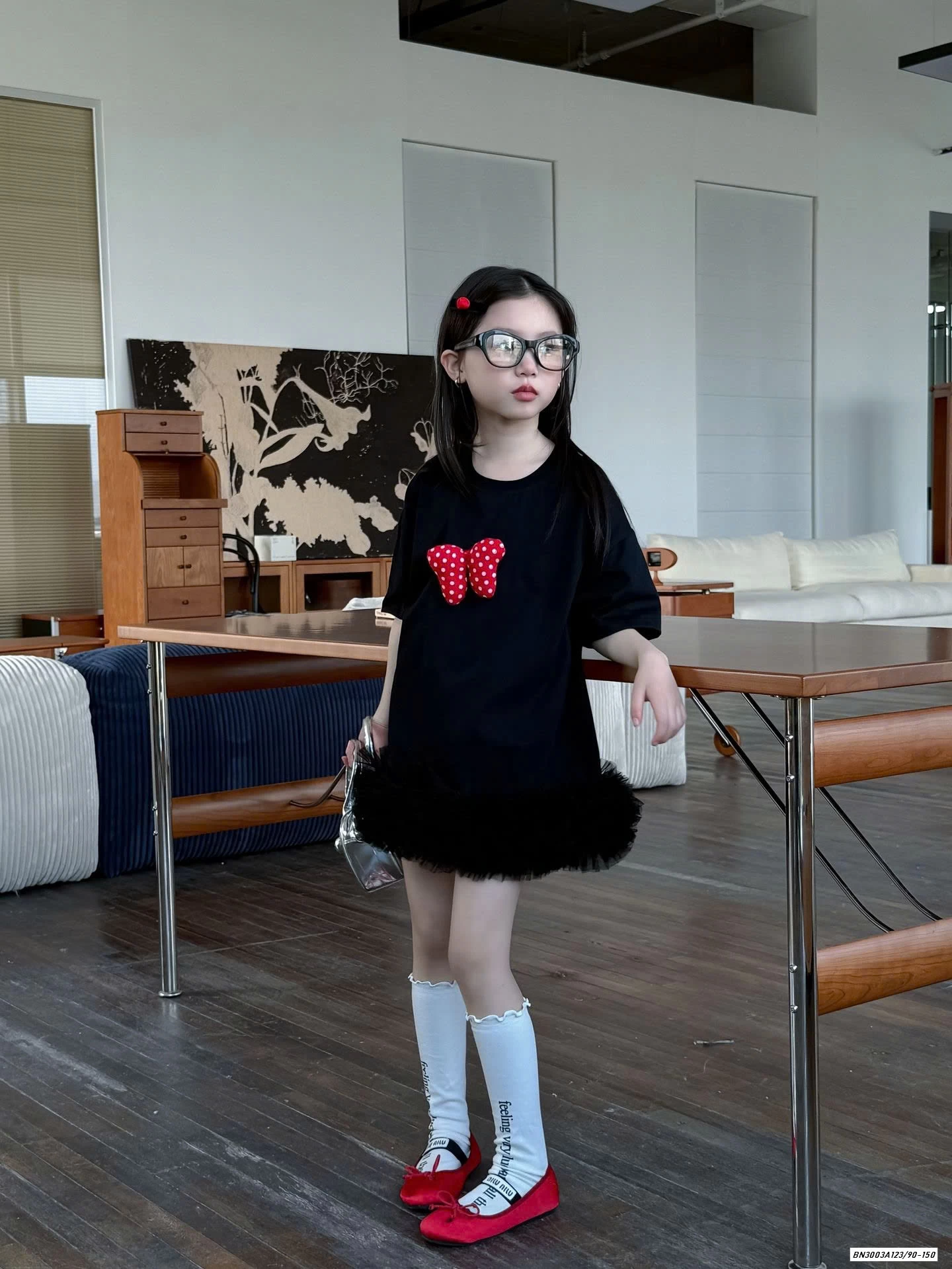 ĐẦM ĐEN NƠ ĐỎ CHÂN VOAN