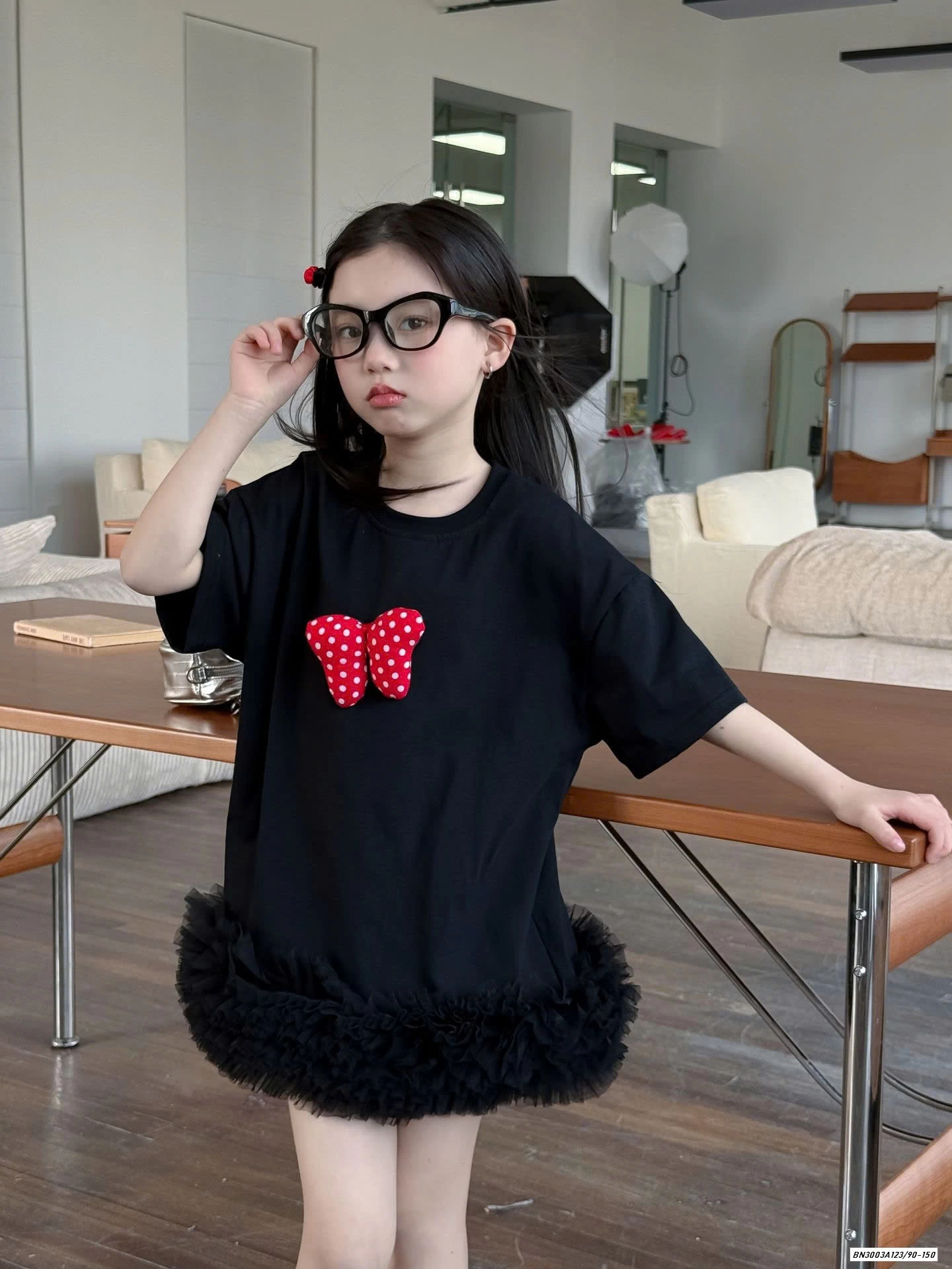 ĐẦM ĐEN NƠ ĐỎ CHÂN VOAN