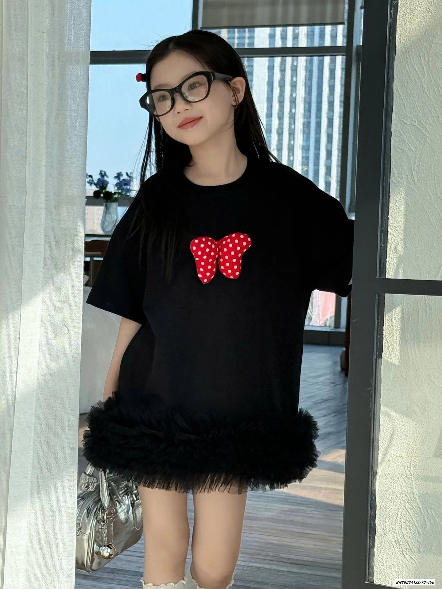 ĐẦM ĐEN NƠ ĐỎ CHÂN VOAN