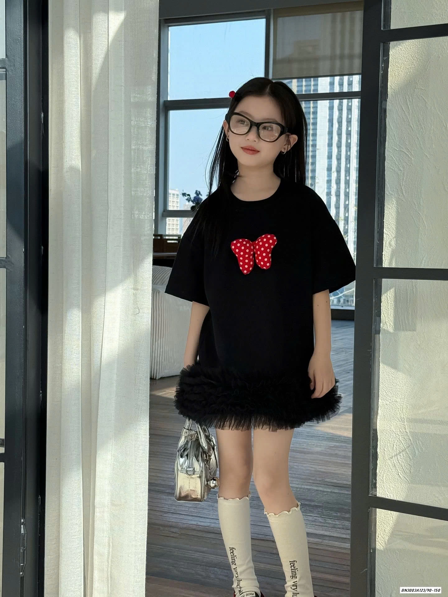 ĐẦM ĐEN NƠ ĐỎ CHÂN VOAN