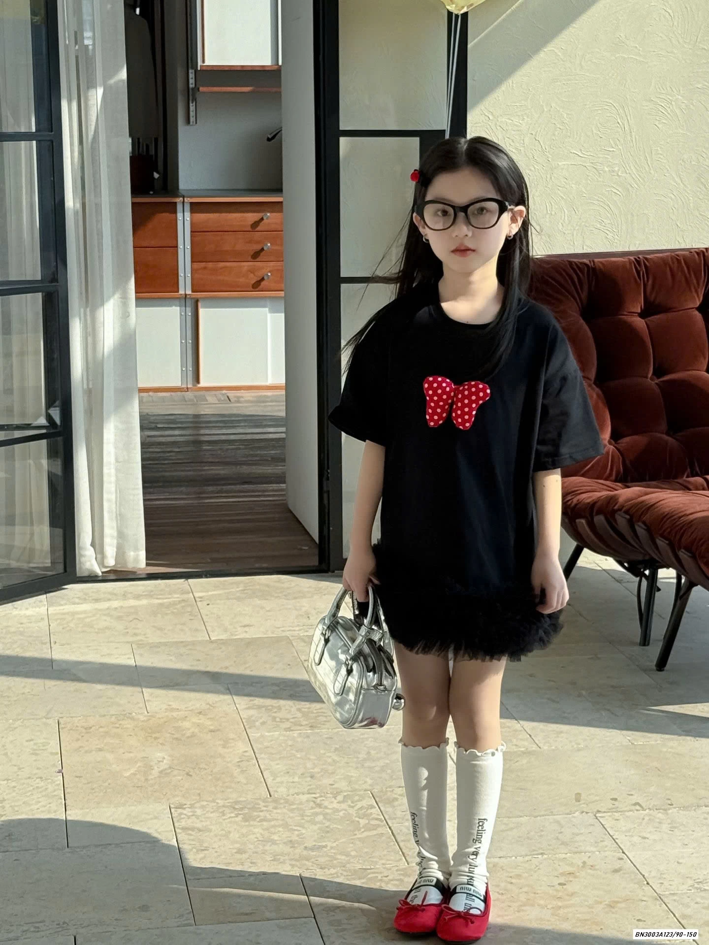 ĐẦM ĐEN NƠ ĐỎ CHÂN VOAN