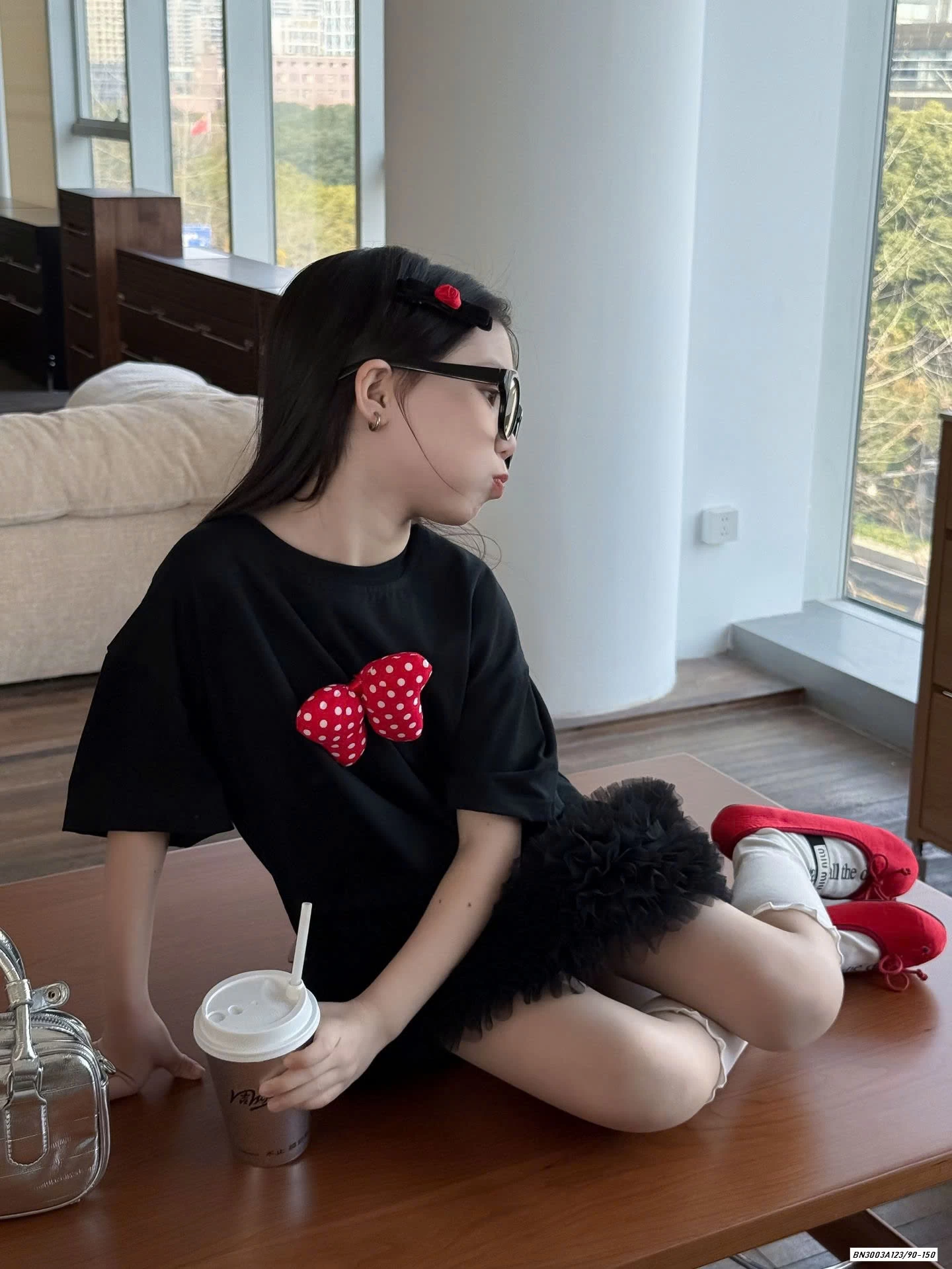 ĐẦM ĐEN NƠ ĐỎ CHÂN VOAN