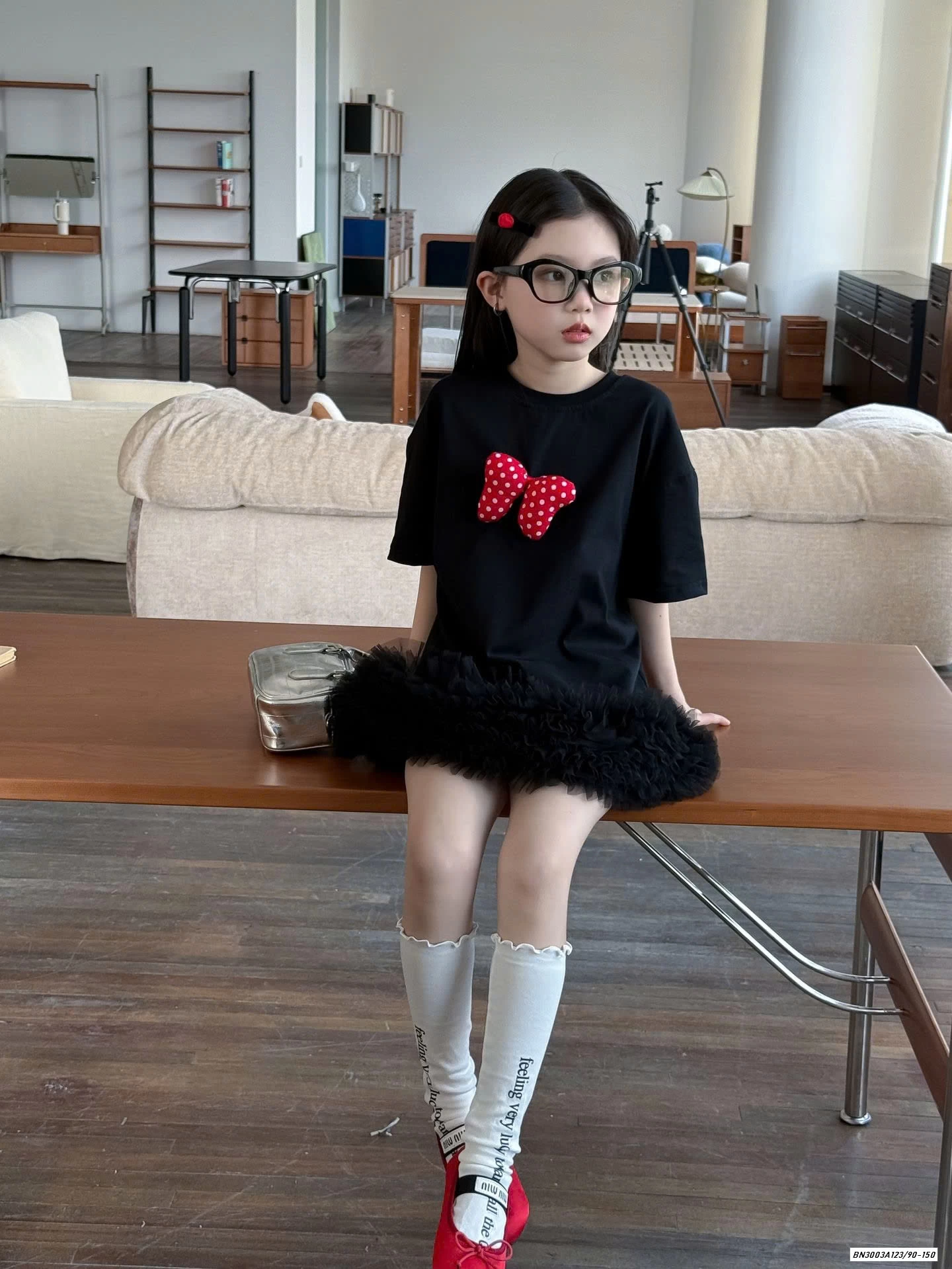 ĐẦM ĐEN NƠ ĐỎ CHÂN VOAN