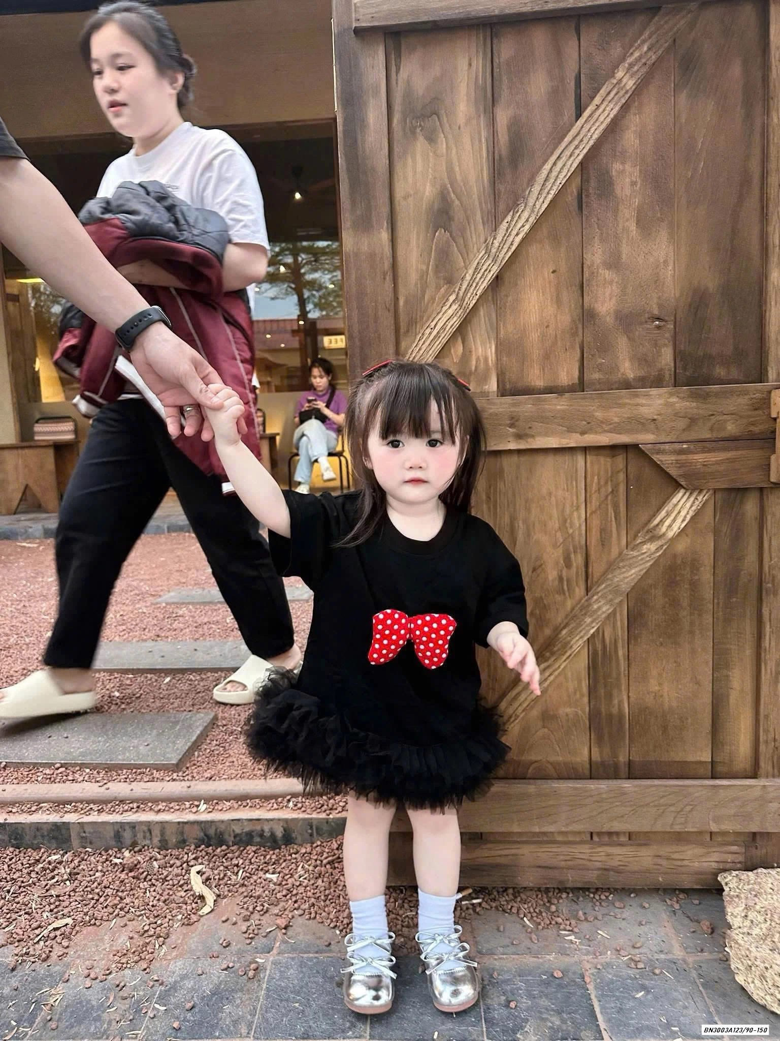 ĐẦM ĐEN NƠ ĐỎ CHÂN VOAN