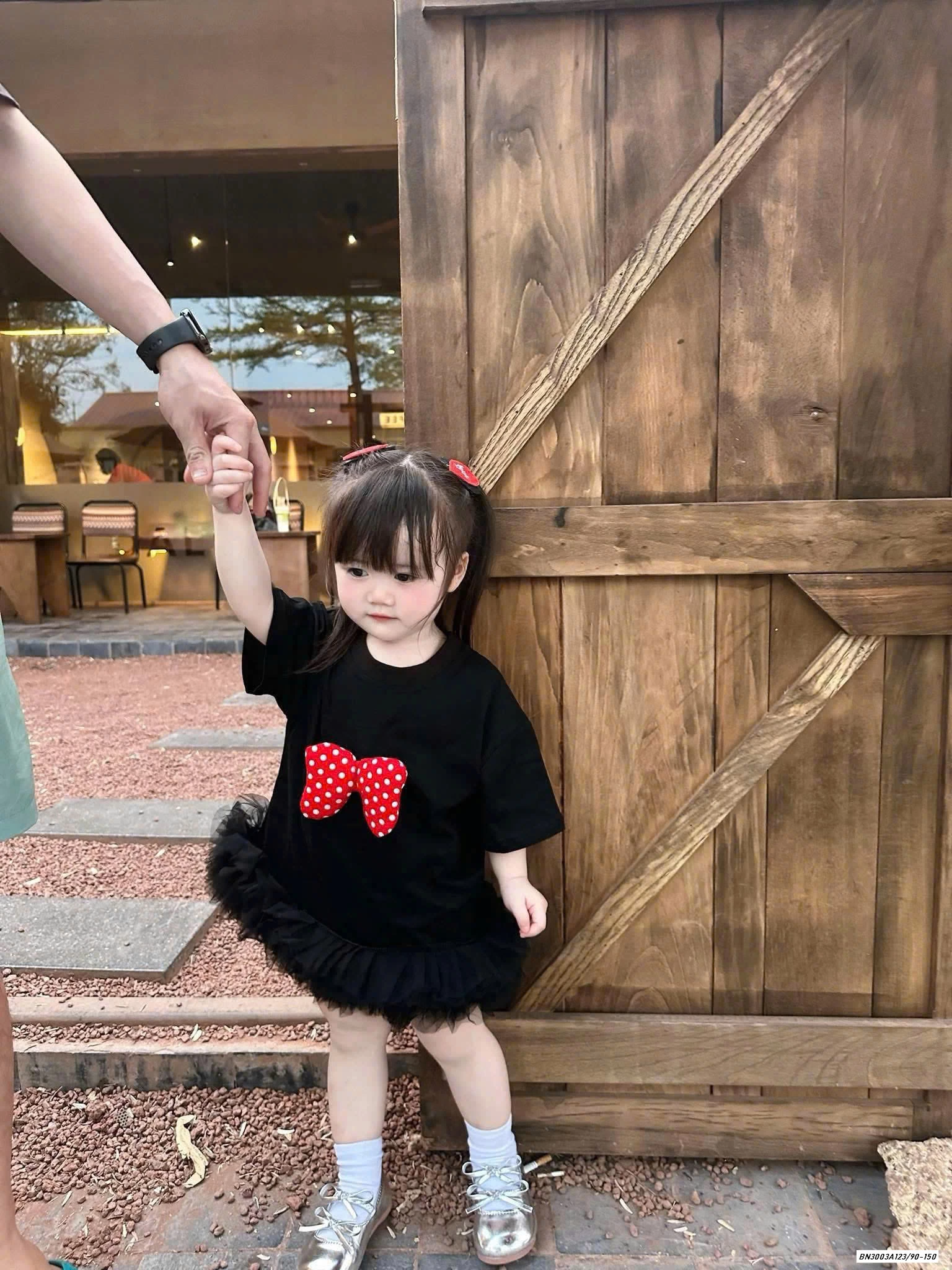 ĐẦM ĐEN NƠ ĐỎ CHÂN VOAN