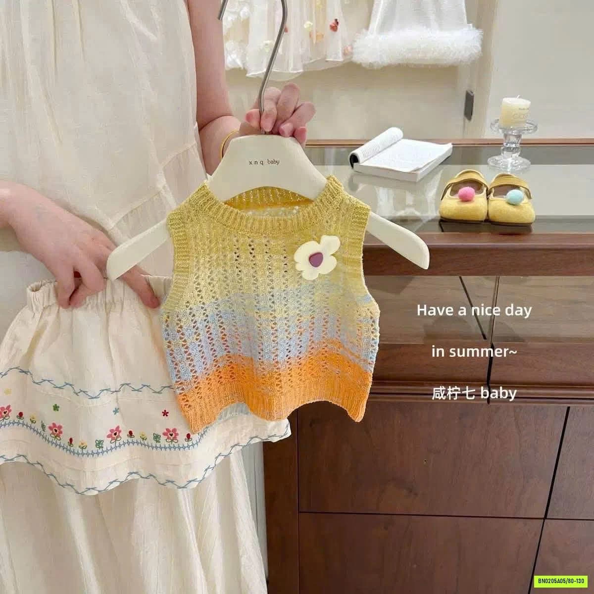 MONTOGHI SẮC MÀU MIX CHÂN VÁY HOA